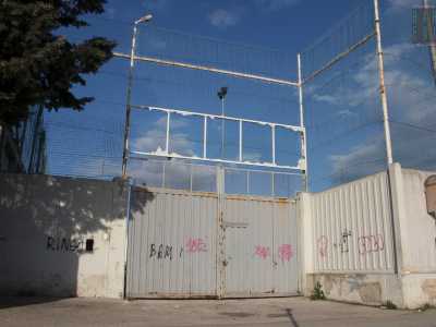 L'ingresso principale del "Campo Matarrese" � situato in via Gentile, nel tratto in cui la strada diventa complanare della tangenziale. Risulta per� chiuso da un lucchetto